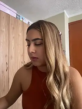 Miabonnett  online show from July 7, 2026, 3:27 pm