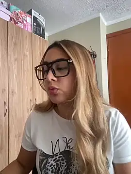 Miabonnett  online show from July 28, 2026, 4:39 pm