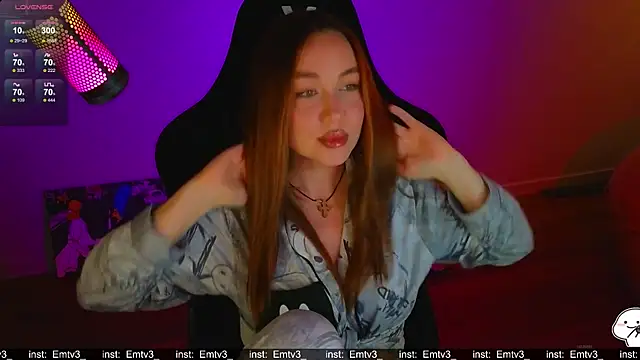 Snapshot of Emili1- chatting on May 4, 2026, 10:00 am Emili1- online show from May 4, 2026, 10:00 am