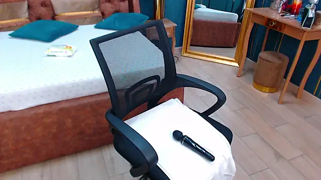 SerenaXMendez online show from December 2, 2024, 9:24 am