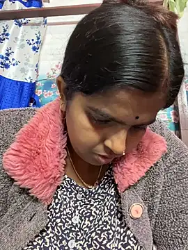 Snapshot of Beauty-queen chatting on February 21, 2025, 11:01 am Beauty-queen online show from February 21, 2025, 11:01 am