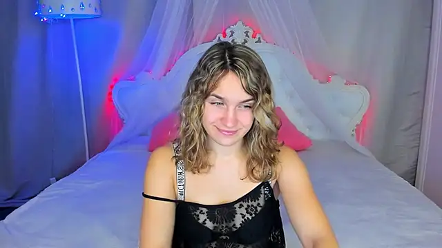 Snapshot of Milka_Blond chatting on December 3, 2024, 12:57 am Milka Blond online show from December 3, 2024, 12:57 am
