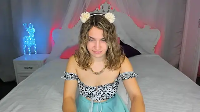 Snapshot of Milka_Blond chatting on December 16, 2024, 12:37 am Milka Blond online show from December 16, 2024, 12:37 am