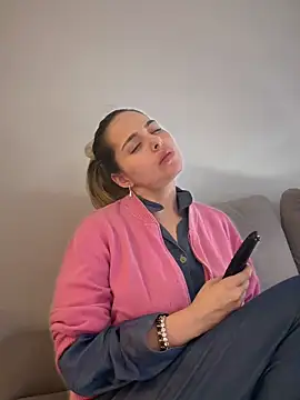 Snapshot of Alirawrz chatting on October 4, 2025, 8:07 pm Alirawrz online show from October 4, 2025, 8:07 pm