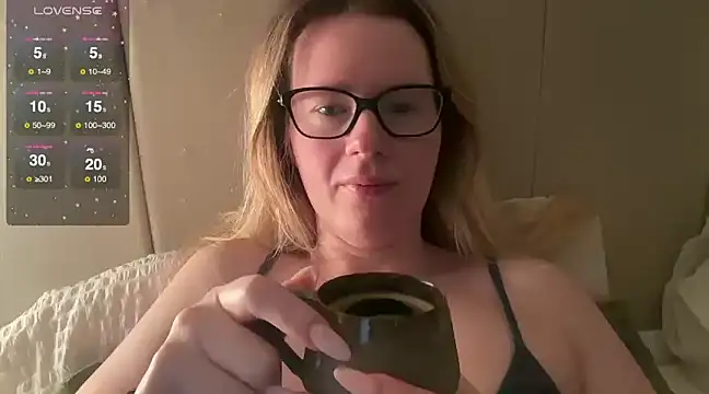redheadrosie69 online show from February 18, 2025, 6:48 am