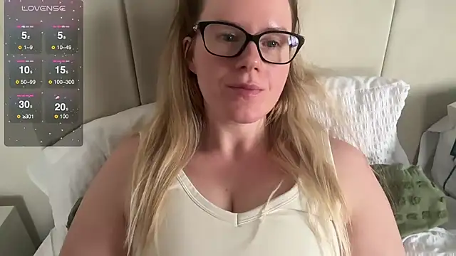 redheadrosie69 online show from February 19, 2025, 11:49 am