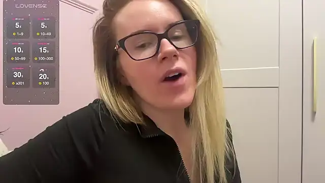 redheadrosie69 online show from February 21, 2025, 9:56 am