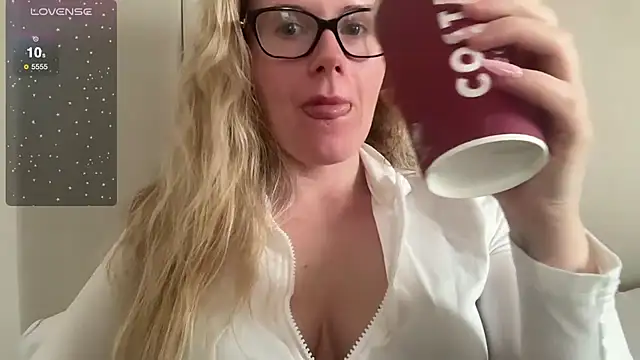 redheadrosie69 online show from February 23, 2025, 2:25 pm