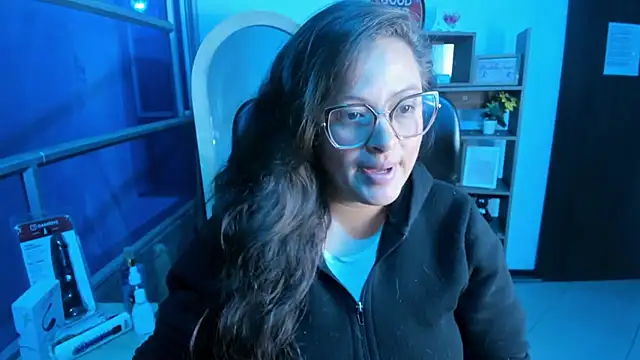 Snapshot of SaraThomso chatting on November 9, 2025, 3:27 am SaraThomso online show from November 9, 2025, 3:27 am