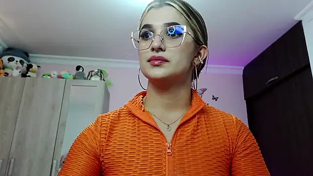 caroline jonson online show from December 8, 2024, 7:11 pm