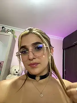 caroline jonson online show from December 15, 2024, 11:20 pm