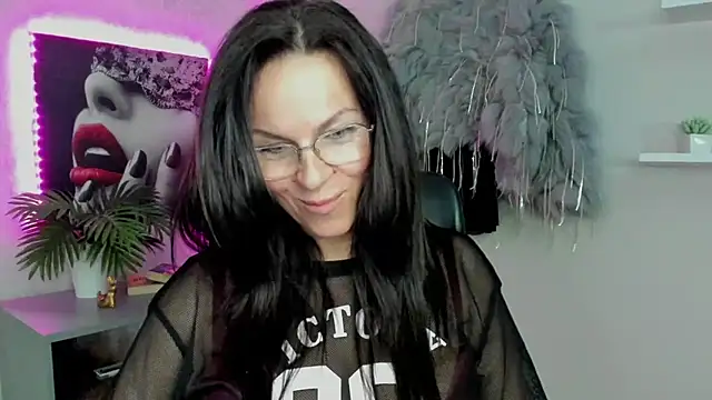 HelenLuxx online show from March 4, 2025, 8:05 pm