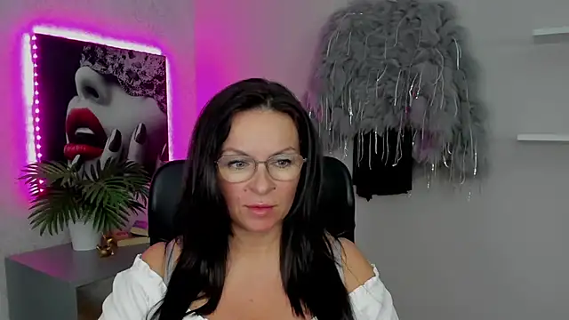 HelenLuxx online show from March 14, 2025, 5:24 pm