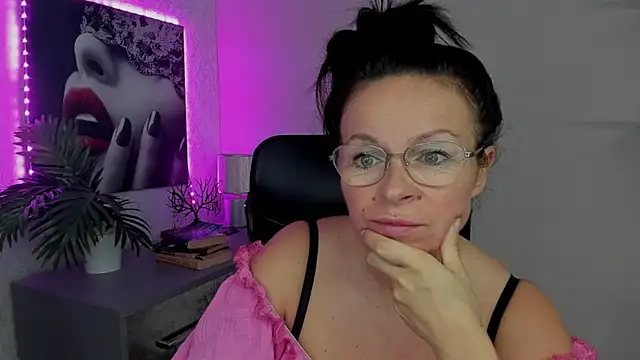 HelenLuxx online show from September 20, 2025, 6:36 am