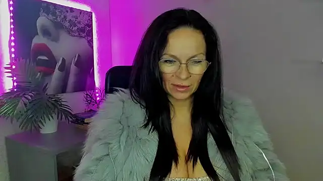 HelenLuxx online show from September 26, 2025, 5:50 pm