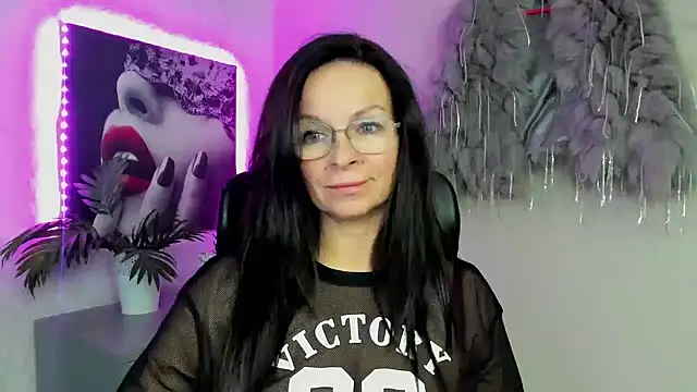 HelenLuxx online show from November 27, 2025, 4:31 pm