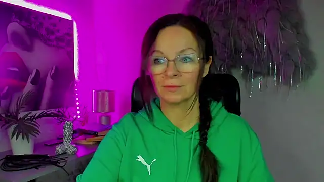 HelenLuxx online show from January 6, 2026, 6:50 am