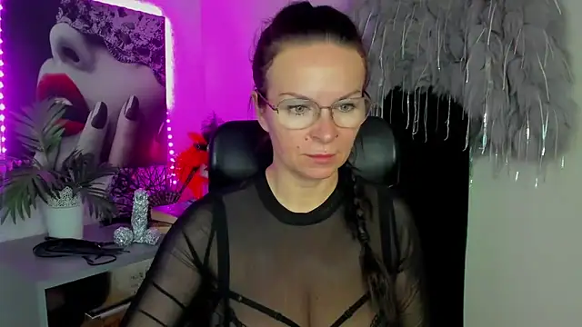 HelenLuxx online show from February 19, 2026, 4:03 pm