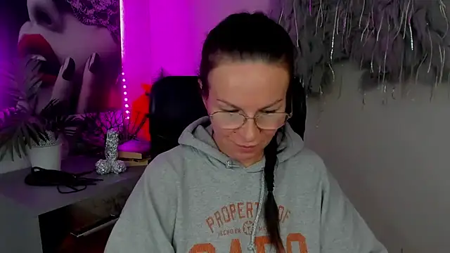 HelenLuxx online show from February 26, 2026, 4:28 pm