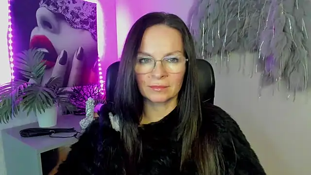 HelenLuxx online show from March 4, 2026, 3:51 pm