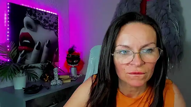 HelenLuxx online show from May 11, 2026, 2:45 pm