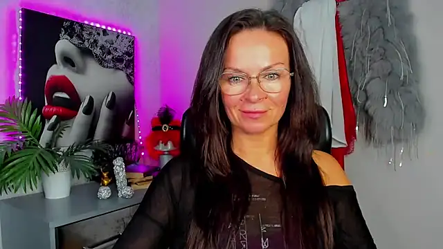 HelenLuxx online show from June 15, 2026, 3:14 pm