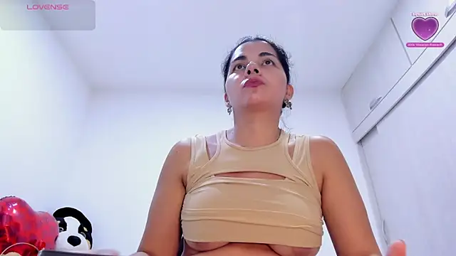 Snapshot of Amelia_Debora_Antonella chatting on May 28, 2026, 1:41 pm Amelia Debora Antonella online show from May 28, 2026, 1:41 pm