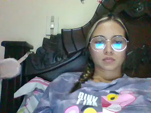 Snapshot of trianabell chatting on December 20, 2024, 12:52 am trianabell online show from December 20, 2024, 12:52 am