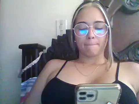 Snapshot of trianabell chatting on December 27, 2024, 4:10 pm trianabell online show from December 27, 2024, 4:10 pm