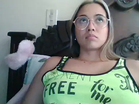 Snapshot of trianabell chatting on January 15, 2025, 7:44 pm trianabell online show from January 15, 2025, 7:44 pm