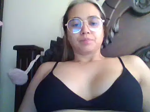 Snapshot of trianabell chatting on February 14, 2025, 5:03 pm trianabell online show from February 14, 2025, 5:03 pm