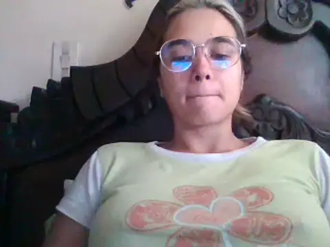 Snapshot of trianabell chatting on February 17, 2025, 3:42 pm trianabell online show from February 17, 2025, 3:42 pm