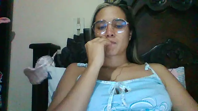 Snapshot of trianabell chatting on February 19, 2025, 2:23 am trianabell online show from February 19, 2025, 2:23 am