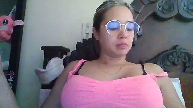 Snapshot of trianabell chatting on February 20, 2025, 6:57 pm trianabell online show from February 20, 2025, 6:57 pm