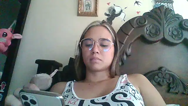 Snapshot of trianabell chatting on February 21, 2025, 6:48 pm trianabell online show from February 21, 2025, 6:48 pm