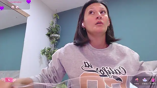 Snapshot of SharisWillian chatting on February 5, 2025, 3:23 am SharisWillian online show from February 5, 2025, 3:23 am