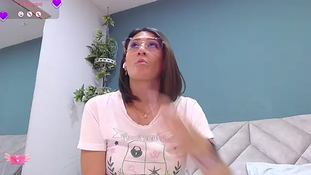 Snapshot of SharisWillian chatting on February 6, 2025, 6:18 am SharisWillian online show from February 6, 2025, 6:18 am