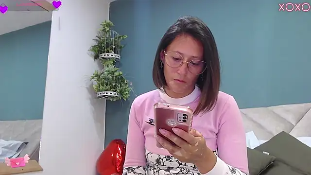 Snapshot of SharisWillian chatting on September 19, 2025, 4:03 am SharisWillian online show from September 19, 2025, 4:03 am