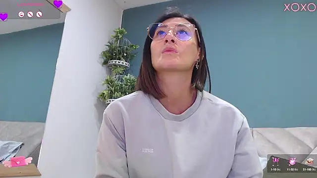 Snapshot of SharisWillian chatting on October 4, 2025, 4:10 am SharisWillian online show from October 4, 2025, 4:10 am