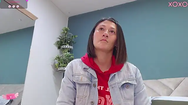 Snapshot of SharisWillian chatting on October 9, 2025, 4:10 am SharisWillian online show from October 9, 2025, 4:10 am