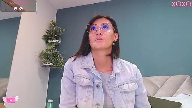 Snapshot of SharisWillian chatting on October 25, 2025, 3:47 am SharisWillian online show from October 25, 2025, 3:47 am