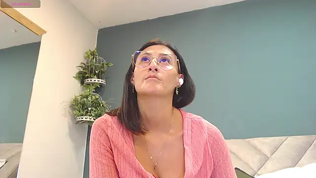 Snapshot of SharisWillian chatting on February 18, 2026, 3:24 am SharisWillian online show from February 18, 2026, 3:24 am