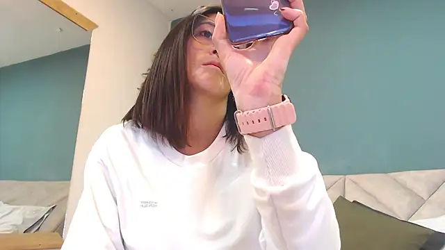 Snapshot of SharisWillian chatting on February 19, 2026, 3:35 am SharisWillian online show from February 19, 2026, 3:35 am