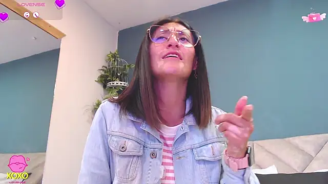 Snapshot of SharisWillian chatting on February 28, 2026, 4:24 am SharisWillian online show from February 28, 2026, 4:24 am