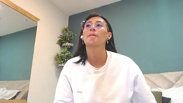 Snapshot of SharisWillian chatting on March 16, 2026, 3:56 am SharisWillian online show from March 16, 2026, 3:56 am