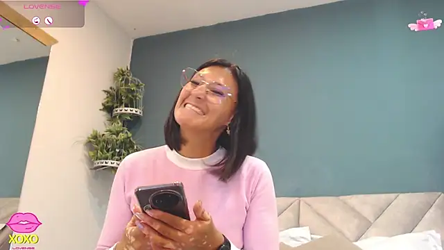 Snapshot of SharisWillian chatting on April 20, 2026, 3:42 am SharisWillian online show from April 20, 2026, 3:42 am