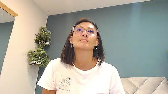 Snapshot of SharisWillian chatting on April 22, 2026, 3:31 am SharisWillian online show from April 22, 2026, 3:31 am