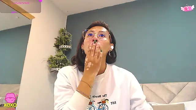 Snapshot of SharisWillian chatting on April 29, 2026, 3:54 am SharisWillian online show from April 29, 2026, 3:54 am