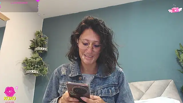 Snapshot of SharisWillian chatting on May 4, 2026, 3:57 am SharisWillian online show from May 4, 2026, 3:57 am