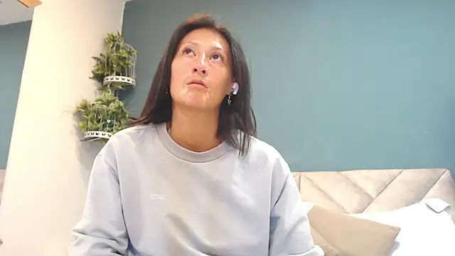 Snapshot of SharisWillian chatting on May 11, 2026, 3:34 am SharisWillian online show from May 11, 2026, 3:34 am
